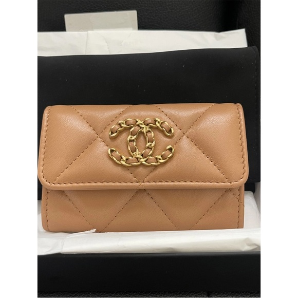 CHANEL 19 Flap Card Holder - Picture 6 of 7